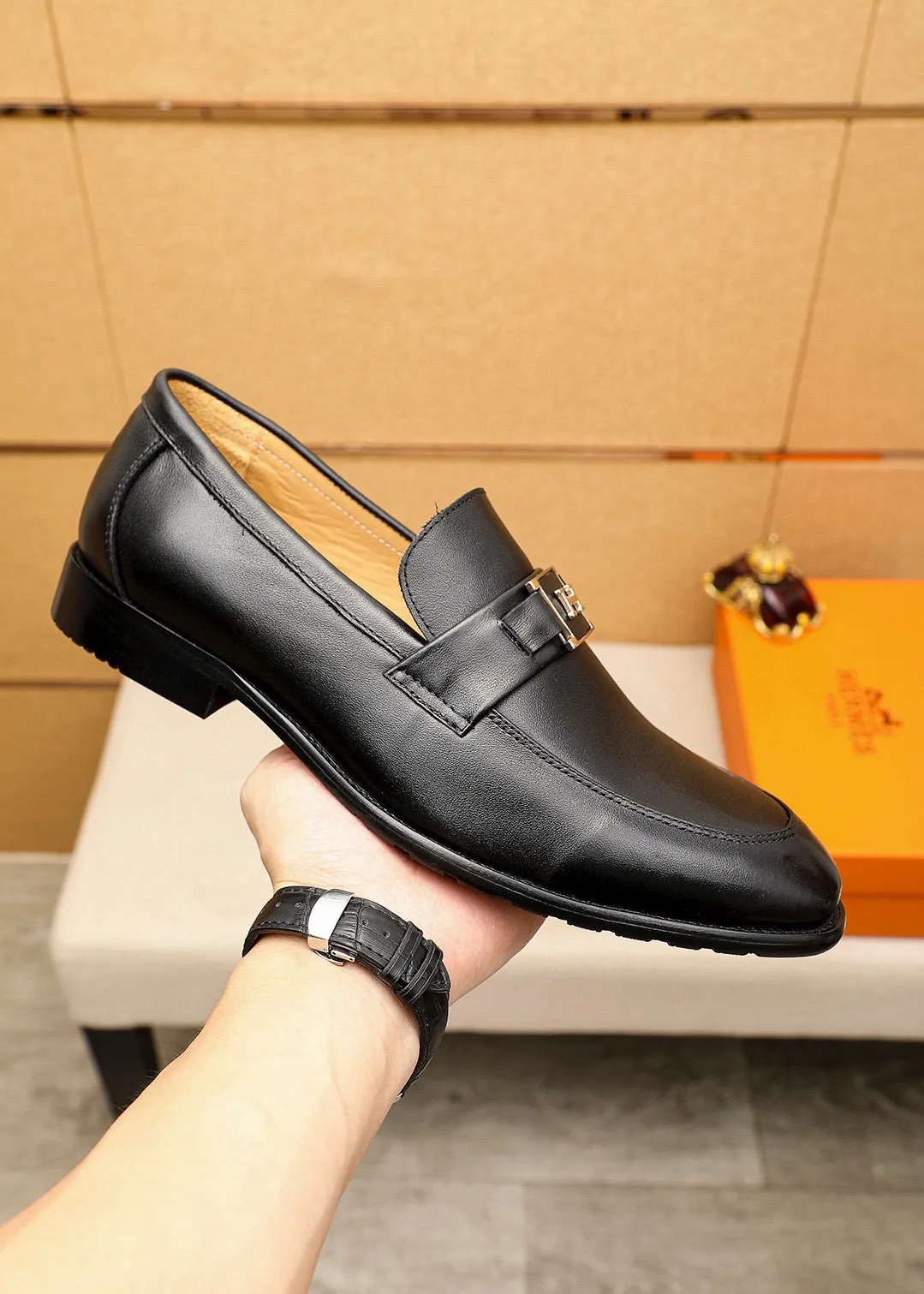 Men's shoes 💰442 💐 Product trademark: HERMES "Hermès" casual leather shoes Regular size: 38-44 (45🉑️customized) Product materials: Selected imported first-layer calfskin upper + luxury hardware buckle, imported water-dyed 🐂 cowhide lining. Strong three-dimensional visual effect, combined outsole Color: 1⃣️color optional